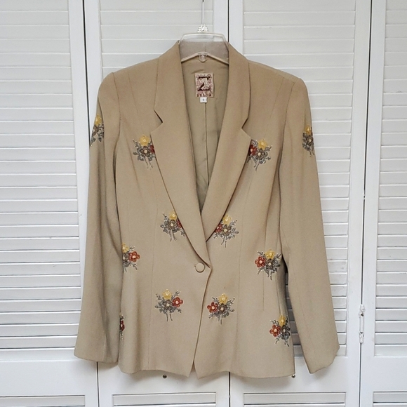 Zelda Size 8 Taupe Beaded Floral Blazer. - Picture 6 of 7